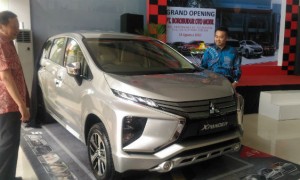 Director of Sales and Marketing PT Mitsubishi Motors Krama Yudha Sales Indonesia (MMKSI) Osamu Iwaba (kanan) melihat mobil Mitsubishi Xpander yang dipamerkan di diler PT Borobudur Oto Mobil (BOM) Jalan Kolonel Sugiyono, Senin (14/8/2017). (Bernadheta Dian Saraswati/JIBI/Harian Jogja)