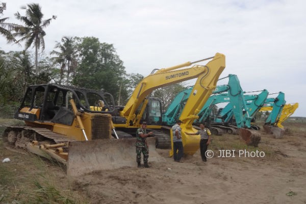 Sejumlah alat berat sudah sampai di di wilayah Desa Glagah, Kecamatan Temon, Kulonprogo, Kamis (10/8/2017). (Rima Sekarani I.N./JIBI/Harian Jogja)