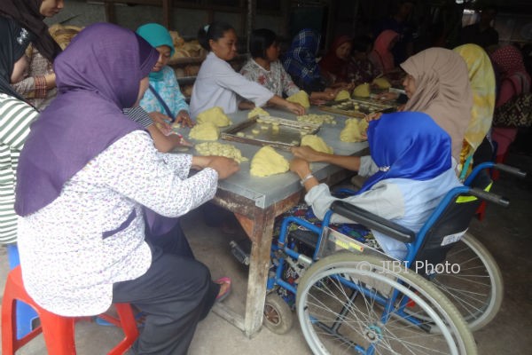 Sejumlah warga berkebutuhan khusus mengikuti pelatihan di rumah produksi Bakpia Pak Rahmat, Dusun Terbah, Desa Pengasih, Kecamatan Pengasih, Kulonprogo, beberapa waktu lalu. (Rima Sekarani I.N./JIBI/Harian Jogja)