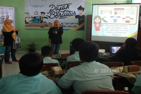 Kepala Kantor Pelayanan Pajak (KPP) Pratama Wates Herlin Sulismiyarti menjadi pemateri dalam program Pajak Bertutur di SD Negeri 1 Nanggulan, Kulonprogo, Jumat (11/8/2017). (Rima Sekarani I.N./JIBI/Harian Jogja)