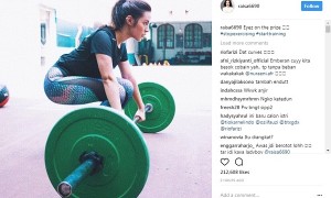 Raisa mengangkat barbel seberat 10 Kg (Instagram @raisa6690)