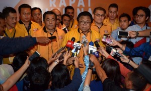 Ketua Umum Partai Hanura, Oesman Sapta Odang (tengah), memberikan keterangan pers saat penutupan Rapimnas I Partai Hanura di Kuta, Bali, Sabtu (5/8/2017). (JIBI/Solopos/Antara/Wira Suryantala)