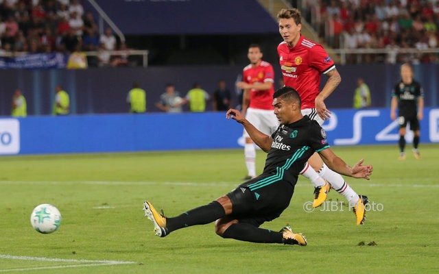 Gelandang Real Madrid, Casemiro, mencetak gol ke gawang Manchester United. (JIBI/REUTERS/Eddie Keogh)
