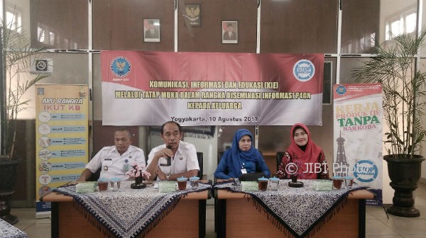 Kepala BNNP DIY didampingi oleh Mafilinda Nuraini, Kepala Dinas P3AP2KB Sleman beserta jajarannya dalam acara yang mengdepankan peran keluarga dalam pencegahan narkoba ini. (Sekar Langit Nariswari/JIBI/Harian Jogja)