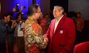 SBY dan Anies Baswedan dalam pembukaan Yudhoyono Institute di Jakarta Theatre, Kamis (10/8/2017) malam. (Twitter/@aniesbaswedan)
