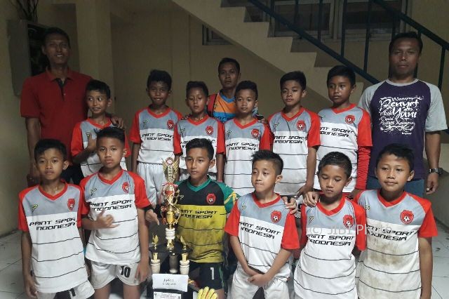 Pemain SSB Pandanaran Boyolali didampingi tim pelatih merayakan gelar juara Piala Menpora U-12 tingkat Jawa Tengah yang digelar di Stadion Citarum, Sabtu (5/8/2017). (JIBI/Solopos/Chrisna Chanis Cara)
