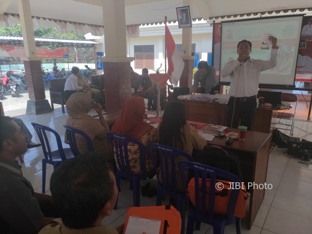 Anggota Satnarkoba Polres Wonogiri, Bripka Vavedi Setiawan, menunjukkan contoh salah satu jenis narkoba saat sosialisasi P4GN di Pendapa Kantor Kecamatan Purwantoro, Wonogiri, Senin (7/8/2017). (Rudi Hartono/JIBI/Solopos)