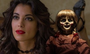 Stephanie Sigman dan boneka Annabelle (Movies.co.uk)