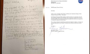 Surat Jack Davis (kiri) dan balasan dari NASA (kanan) (Twitter @NASA)
