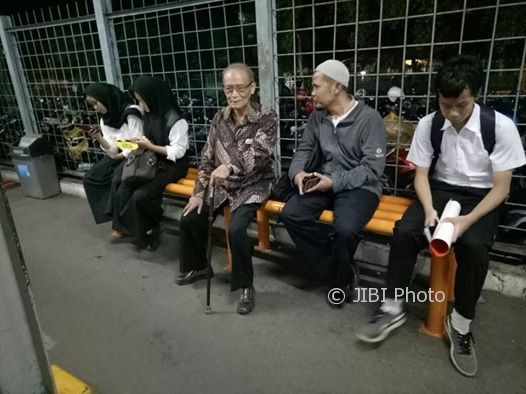 Foto Syafii Maarif menunggu KRL yang diunggah akun Facebook Muhammad Abdullah Darraz.