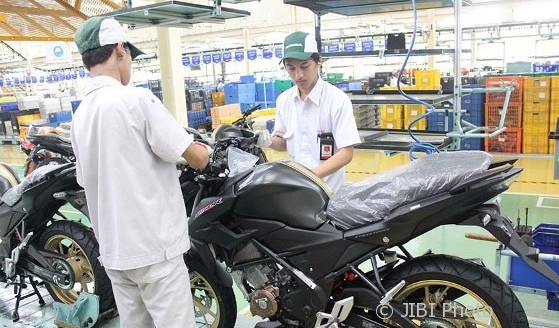 Teknisi AHM memeriksa New Honda CB150R StreetFire Stallion Black (astra-honda.com)