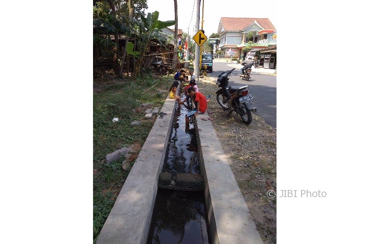 Terapi ikan di selokan Sleman (Facebook)