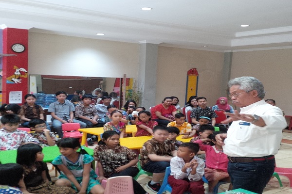 Mbah Rono saat bercerita soal kebencanaan di hadapan siswa siswi BTI, Selasa (1/8/2017). (Ujang Hasanudin/JIBI/Harian Jogja)