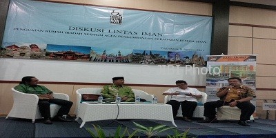 Pendeta Palti H.Panjaitan? (Kiri), Ketua PBNU Kyai Haji Abdul Manan Ghani (dua dari kiri)?, Kabag Kesejahteraan Pemkab Gunungkidul Bambang Sukemi (dua dari knan), dan pemandu diskusi Winarta Hadiwiyono dalam diskusi lintas iman soal penguatan rumah ibadah yang ramah difabel. (Ujang Hsanudin/JIBI/Harian Jogja)