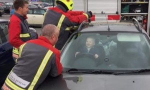 Bayi Brandon Emery semringah sementara yang lain berusaha membuka mobil. (Istimewa/Dailymotion)