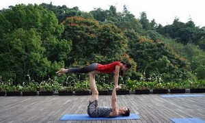 Verrell Bramasta dan Natasha Wilona melakukan acroyoga (Instagram @bramastavrl)