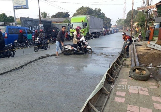Wanita pengendara sepeda motor lewati coran beton yang masih basah (Facebook)