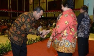 Bupati Wonogiri, Joko Sutopo, menerima penghargaan Adipura Buana 2017 bertepatan dengan peringatan Hari Lingkungan Hidup Sedunia di Kompleks Manggala Wanabakti Jakarta, Selasa (2/8/2017). (Istimewa/ Humas Pemkab Wonogiri)