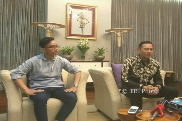 Agus Harimurti Yudhoyono (AHY) dan Gibran Rakabuming Raka melakukan salam komando di Presidential Lounge, Kompleks Istana Kepresidenan, Kamis (10/8/2017). (Gloria Dolorosa/JIBI/Bisnis)