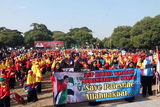 Para pelajar menggelar aksi peduli Palestina dengan membawa spanduk bertuliskan Save Palestina di Alun-alun Sasana Langen Putra Sragen, Kamis (3/8/2017). (Tri Rahayu/JIBI/Solopos)