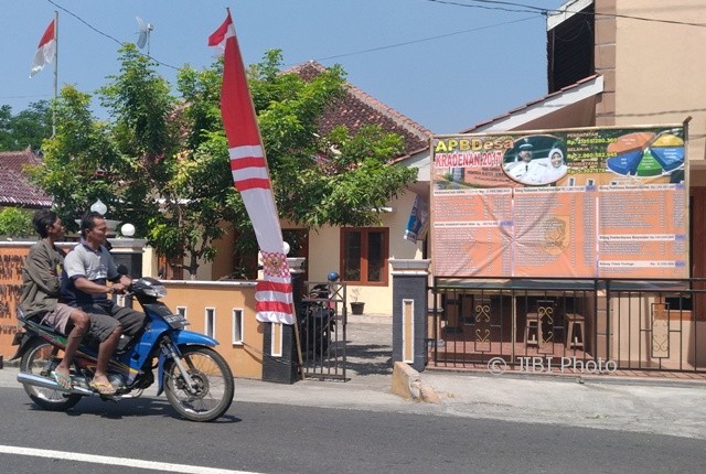 Warga melintas di depan baliho berisi informasi APBDes Kradenan, di Desa Kradenan, Trucuk, Senin (7/8/2017). (Cahyadi Kurniawan/JIBI/Solopos)