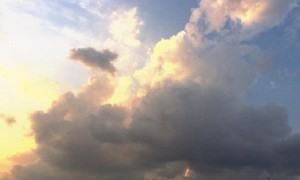 Awan berbetuk unik terlihat dari kawasan sekitar Simpang Lima, Kota Semarang, Jateng, Kamis (3/8/2017) sore. (Facebook.com-Gianni Frieda)
