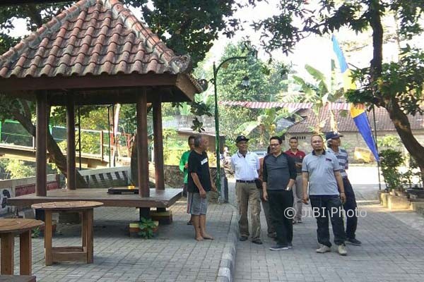 Wawali Jogja Heroe Purwadi saat meninjau lokasi bantaran Sungai Winongo di Kelurahan Bener, Kecamatan Tegalrejo, Minggu (6/8/2017). (Arief Junianto/JIBI/Harian Jogja)