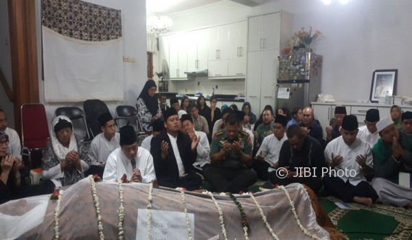 Pelayat berdoa di rumah duka almarhum Basofi Soedirman di kawasan Kemang Timur, Jakarta Selatan, Senin (7/8/2017) malam. (Foto Pemprov Jatim/Antarajatim)