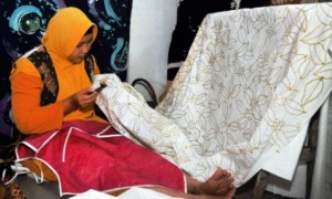 Mahasiswa Universitas Diponegoro (Undip) Semarang membatik saat Batik Expo di Kelurahan Manding, Temanggung, Jateng, Kamis (3/8/2017). (JIBI/Solopos/Antara/Anis Efizudin)