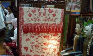 Penjaga stan menata kain batik pada pameran UMKM Batikraft Vaganza di Kota Semarang, Jateng, Rabu (2/8/2017). (JIBI/Solopos/Antara/R. Rekotomo)