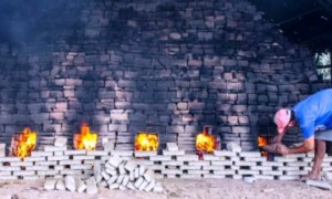 Perajin membakar batu bata di Sentra Industri Batu Bata Tradisional di Desa Tegalarum, Mranggen, Demak, Jateng, Selasa (1/8/2017). (JIBI/Solopos/Antara/Aji Styawan)