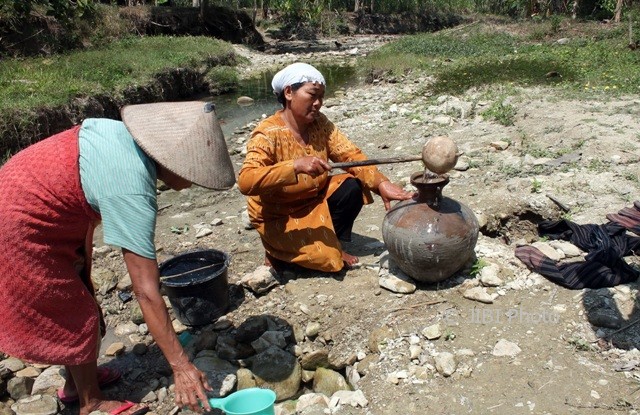 Dua warga mengangsu air di belik tengah sungai yang mengering di Dukuh Glagah, Desa Dukuh, Kecamatan Tangen, Sragen, Kamis (10/8/2017). (Tri Rahayu/JIBI/Solopos)