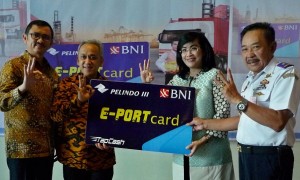 Direktur Hubungan Kelembagaan dan Transaksional Perbankan BNI Adi Sulistyowati (kedua dari kanan) bersama Direktur Keuangan Pelindo III U. Saefudin Noer (kedua dari kiri), Kepala Kantor Perwakilan Bank Indonesia Jateng Rahmat Dwisaputra (kiri) dan Kepala KSOP Pelabuhan Tanjung Emas Semarang G. Rooseno (kanan) memperlihatkan contoh kartu e-Port saat peluncurannya di Semarang, Jateng, Rabu (2/8/2017). (JIBI/Solopos/Antara/R. Rekotomo)