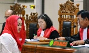 Bupati nonaktif Klaten Sri Hartini yang ditangkap OTT KPK menjalani sidang di Pengadilan Tipikor Semarang, Jateng, Jumat (4/8/2017). (JIBI/Solopos/Antara/R. Rekotomo)