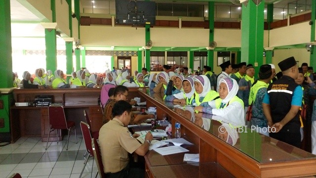 Anggota PPIH membagikan paspor milik calhaj kloter 48 dari Tegal di Asrama Haji Donohudan, Ngemplak, Boyolali, Jumat (11/8/2017). (Muhammad Ismail/JIBI/Solopos)