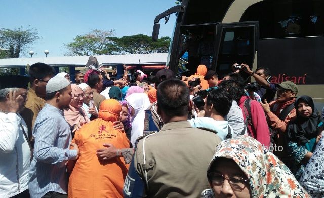 Calon haji asal Kota Madiun berpamitan dengan keluarga sebelum berangkat ke Embarkasi Surabaya, Kamis (3/8/2017). (Abdul Jalil/JIBI/Madiunpos.com)