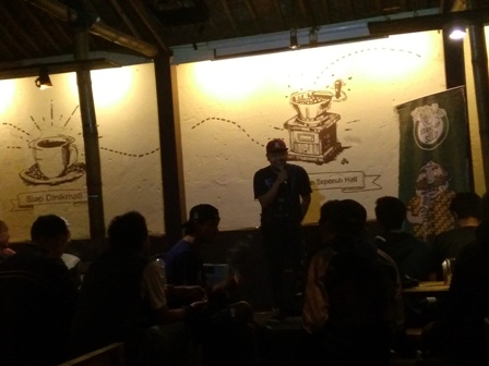 Seorang komika bermonolog di hadapan pengunjung Kafe Ce Kopi di Mendungan, Pabelan, Kartasura, Sukoharjo, Jumat (4/8/2017) malam. (Yogi Mukti Andayani/JIBI/Solopos)