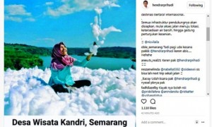 Seorang wisatawan berpose di atas awan buatan di Desa Wisata Kandri di Kelurahan Kandri, Kecamatan Gunungpati, Kota Semarang, Jateng. (Instagram-@hendrarprihadi)