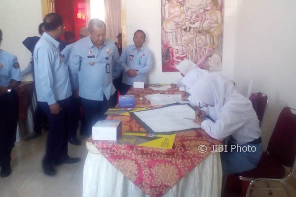 Sekretaris Jenderal Kemenkumham Bambang Rantam Sariwanto (dua dari kiri) mengamat hasil karya peserta lomba desain batik di Wisma Tamu Kantor Wilayah Kemenkumham DIY, Senin (7/8/2017). (I Ketut Sawitra Mustika/JIBI/Harian Jogja)