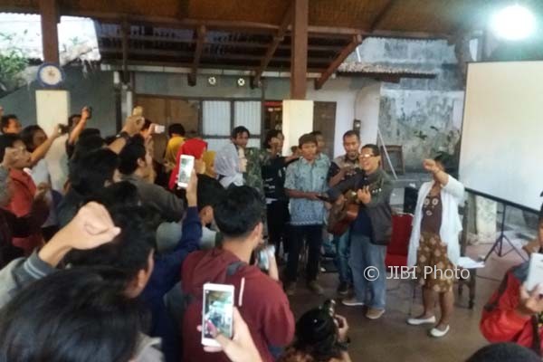 Pencipta lagu Darah Juang, John Tobing (memainkan gitar) menyanyikan lagu Darah Juang bersama para mahasiswa dan aktivis di sela-sela diskusi di Kantor LKiS Sorowajan, Sabtu (5/8/2017). (Sunartono/JIBI/Harian Jogja)