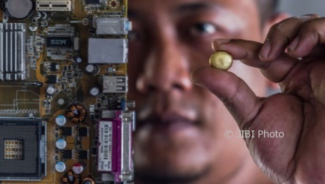 Rian Darmadi menunjukkan hasil peleburan emas yang didapat dari limbah PCB di Desa Mijen, Kebonagung, Demak, Jateng, Jumat (4/8/2017). (JIBI/Solopos/Antara/Aji Styawan)