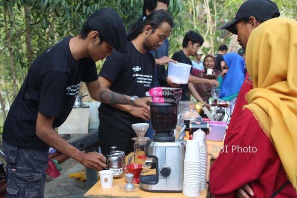 Suasana Festival Kopi Menoreh, di Bukit Wisata Pulepayung, Dusun Soropati, Desa Hargotirto, Minggu (27/8/2017). (Uli Febriarni/JIBI/Harian Jogja)