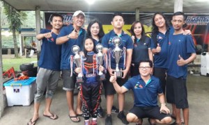 Pembalap muda Solo, Diptya Oktadewa (tengah), berfoto bersama kru seusai meraih runner up kedua dalam Kejuaraan Karting Internasional Rok Club 2017 zona Asia kelas nonunggulan di Sirkuit Sentul, Bogor, 30 Juli. (Istimewa)