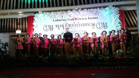 Prosesi wisuda 64 siswa Sanggar Pasinaon Pambiwara Karaton Surakarta di bawah yayasan Pawiyatan Kabudayan Jawi Karaton Surakarta di Sasana Mulya, Sabtu (5/8/2017) malam. (Ika Yuniati/JIBI/Solopos)