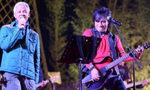 Gubernur Jateng Ganjar Pranowo (kiri) bernyanyi bersama Katon Bagaskara (kanan) saat Dieng Culture Festival 2017, Jazz Atas Awan, di Dataran Tinggi Dieng, Banjarnegara, Jateng, Sabtu (5/8/2017). (Instagram-@ganjar_pranowo)