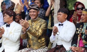 Gubernur Jateng Ganjar Pranowo (tengah) di acara puncak Dieng Culture Festival 2017, Ritual Potong Rambut Gembel Si Anak Bajang, Minggu (6/8/2017). (Instagram-@ganjar_pranowo)