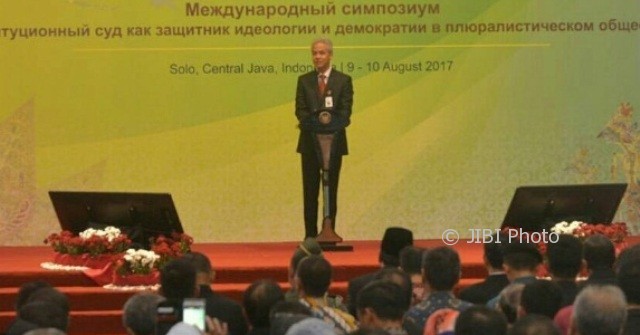 Gubernur Jateng Ganjar Pranowo memberikan sambutan pada acara pembukaan Simposium Internasional AACC 2017 di Auditorium UNS, Kota Solo, Jateng, Rabu (9/8/2017). (Instagram-@ganjar_pranowo)