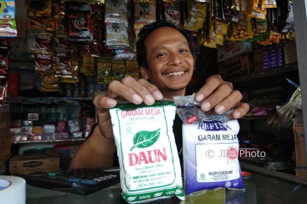Garam makin langka dan mahal, garam halus juga ikut diburu konsumen di Pasar Gowok, Kamis (3/8/2017). (Holy Kartika N.S/JIBI/Harian Jogja)