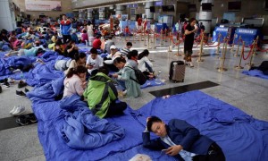 Penumpang beristirahat di aula keberangkatan bandara Jiuzhaigou di dekat daerah terpencil pegunungan di Provinsi Sichuan, Tiongkok, yang dilanda gempa, Rabu (9/8/2017). (JIBI/Solopos/Reuters/ Thomas Peter)