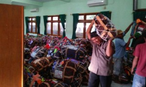 Petugas mengangkut koper calon haji asal Ponorogo di kantor Kemenag setempat, Selasa (1/8/2017). (Abdul Jalil/JIBI/Madiunpos.com)